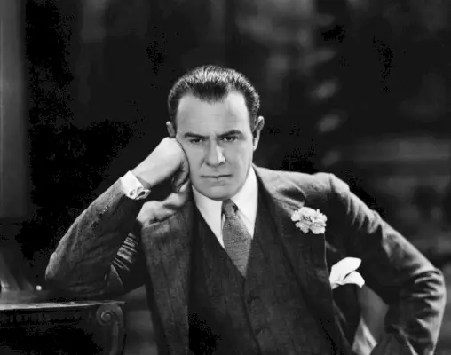 Forda Sterlinga. Mężczyzna w trzyczęściowym garniturze z lat 20. XX wieku.