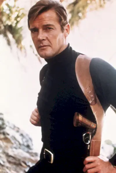 로저 무어 제임스 본드 라이브 앤 렛 다이 1973 블랙 폴로넥 터틀넥