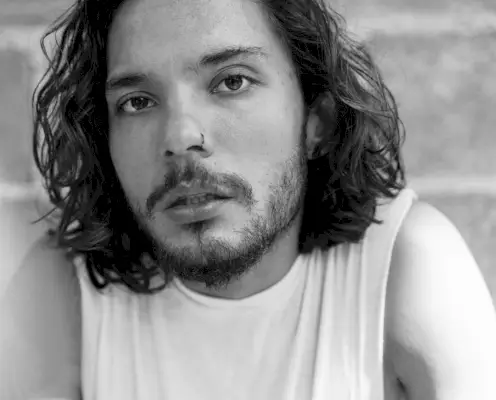 Considérer les hommes perçant le nez