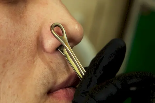 Processus de perçage du nez