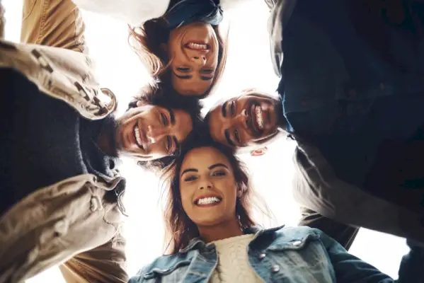 Glade venner poserer socialt samvær