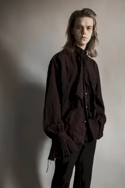 Ajoutez une attitude gothique à votre tenue avec une déclaration aussi simple qu'une chemise à volants.