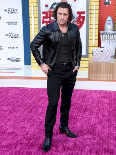 Ārons Teilors-Džonsons, lai apmeklētu filmas Bullet Train pirmizrādi Losandželosā, ir tērpies melnā krāsā, tostarp ādas jakā.