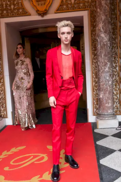 Troye Sivan ir gatavs Met Gala sarkanā Valentino izskatā.