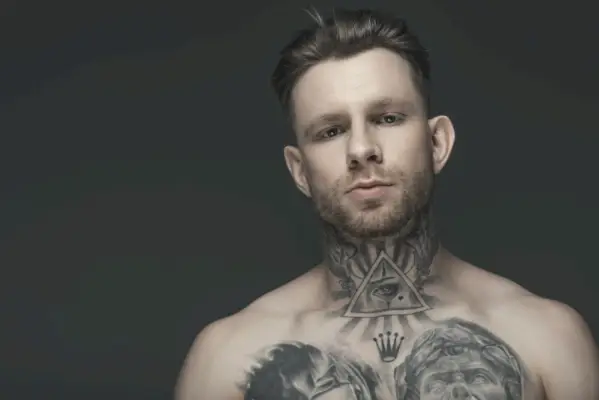 Tatuaj pe gât cu ochi rău pentru bărbați