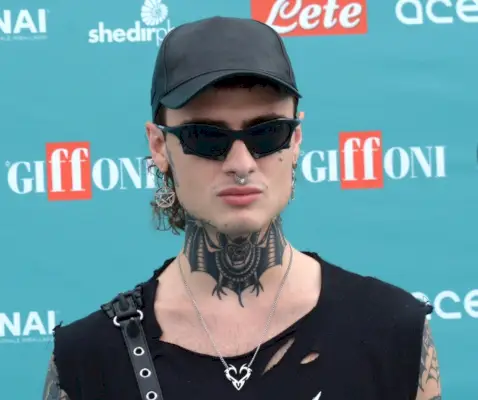 Tatuaj pe gât liliac Rosa chimic pentru bărbați 2023