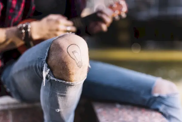 Nápady na tetování pro muže Žárovka na tetování kolen