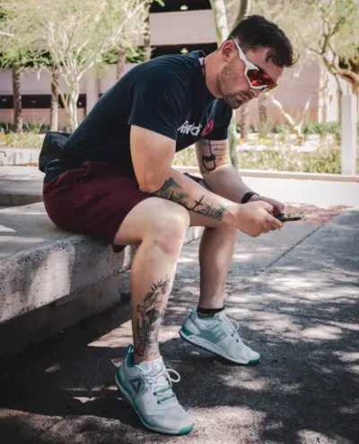 Muž s holenním tetováním