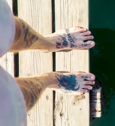 Muž Tetování na nohou