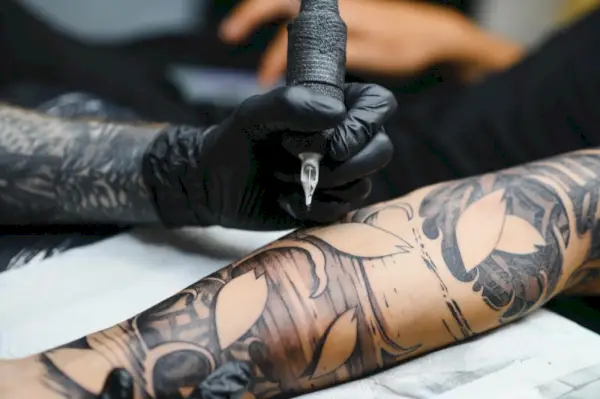 Nápady na tetování pro muže Tetování s raménkem s negativním prostorem