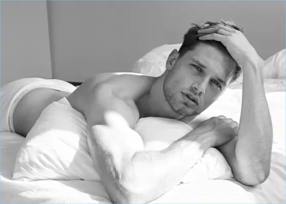 מתרווח במיטה, סטפן פולמן מצטלם לעדכון תמונה.