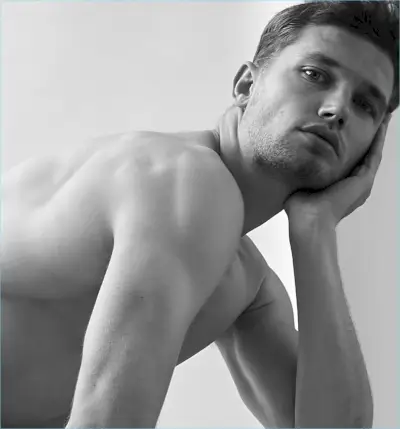 הדוגמן סטפן פולמן מספק את הזוויות הטובות ביותר שלו עבור פורטרט.