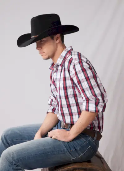 Rutet skjorte i cowboystil blå jeans Svart cowboyhatt