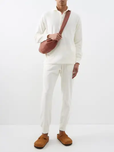 Overweeg witte basislagen voor een monochrome winteroutfit.