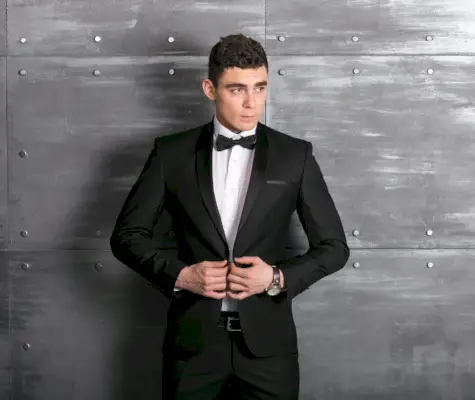 ブラックネクタイのドレスコードメンズテーラード