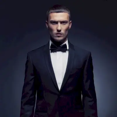 男性のモダンなブラックタイの服装には、タキシードとディナージャケットが特徴です。