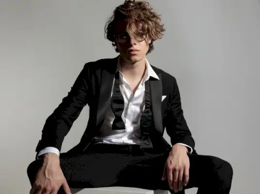 黒のネクタイの男性のドレスコード