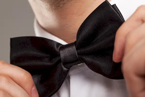 黒のネクタイのドレスコード男性蝶ネクタイ