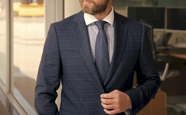 דשי גזרה של חליפת התאמה קלאסית