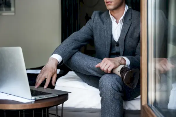 פרטי החליפה חליפה אפורה כהה חתוכה