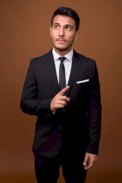 גבר לובש חליפה קלאסית בכושר