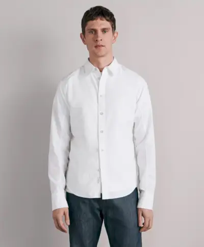 Omarm het witte Oxford-overhemd als een moeiteloze essential voor een slimme dressing.