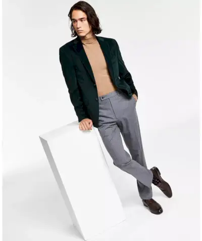 Verkleed je voor de feestdagen met geweldige items zoals deze groene fluwelen sportjas van Lauren Ralph Lauren.