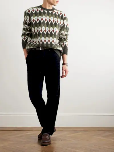 Maak een casual maar feestelijk statement met een fair isle trui zoals deze van Norse Projects.