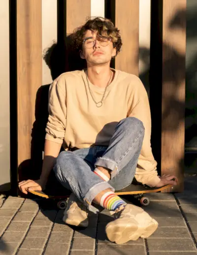 ソフトボーイの美しいニュートラルなアースカラー