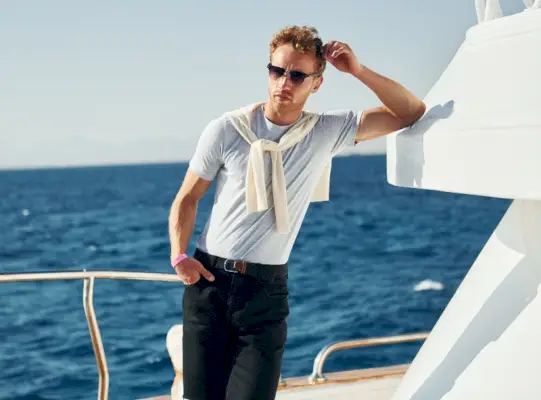 Hombre Camiseta Suéter Atado Alrededor De Los Hombros Pantalones Cortos Gafas De Sol Yate