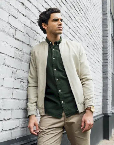 Elegante y práctica, encuentre la chaqueta ligera esencial para el clima impredecible del resort.