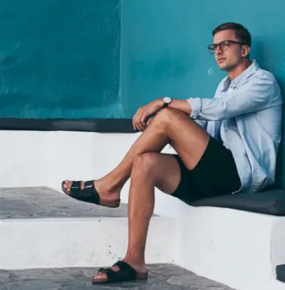 Adéntrate en la comodidad y el estilo con sandalias que personifican la vida relajada.