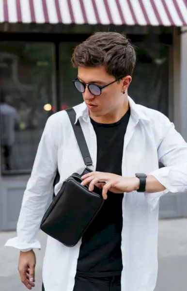 Bolso Bandolera Hombre Piel Camisa Blanca