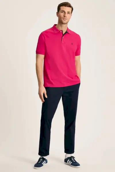 Rosa polo chinos outfit