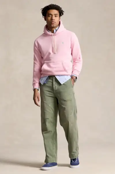 Rosa hoodie Oxford skjorta snickarbyxor outfit
