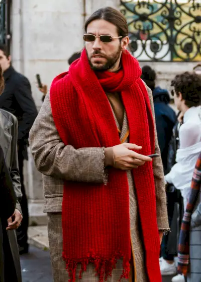 Gedurfde oversized sjaaloutfit heren