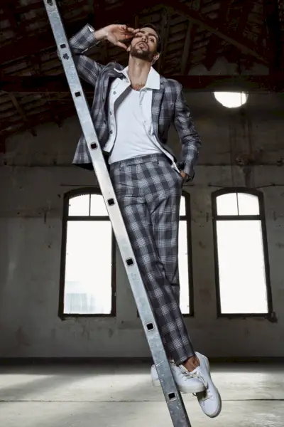 Carlos 着用アイテム:T シャツ(Dior Homme)、デニム ジャケット Sandro(サンドロ)、スーツ ジャケット、スニーカー(Tommy Hilfiger)