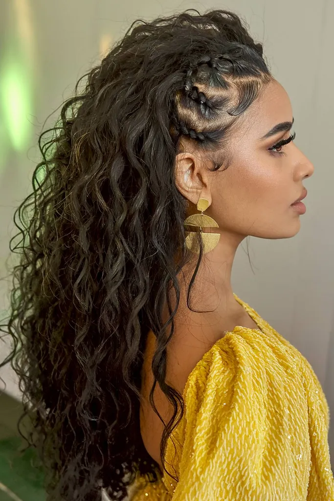 공식적인 자연스러운 곱슬머리 헤어스타일 신부 들러리 머리' title=