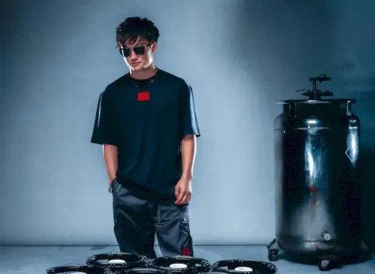 Yuki Tsunoda는 HUGO Eyewear 선글라스를 착용합니다.