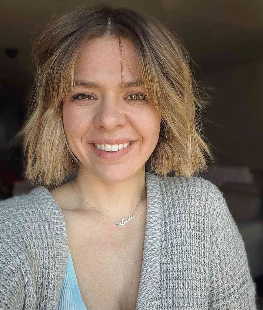 짧은 면도칼 컷 무딘 턱 길이 밥' title=