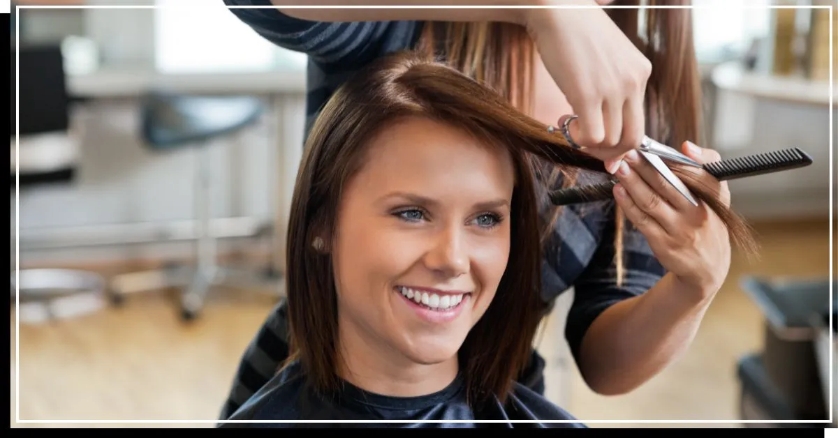 머리가 짧은 사람이 머리를 자르는 중' title=