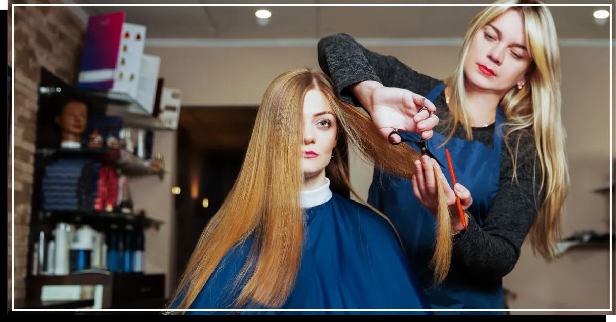 머리가 긴 사람이 머리를 자르는 중' title=