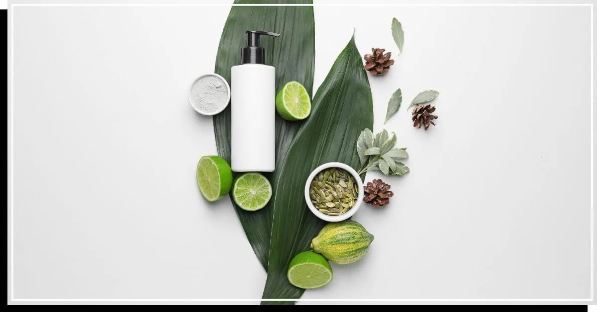 Flaske shampoo omgivet af forskellige naturlige ingredienser' title=