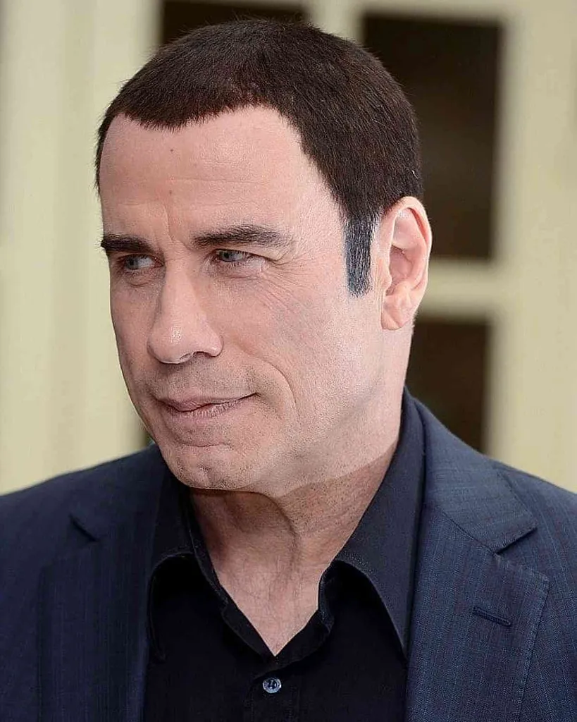 Džona Travolta matu griezums' title=