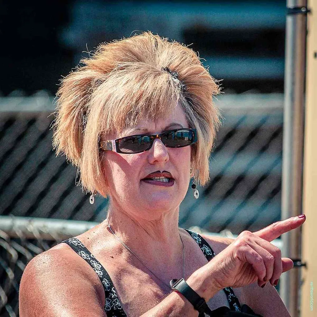 Kārena matu griezums' title=