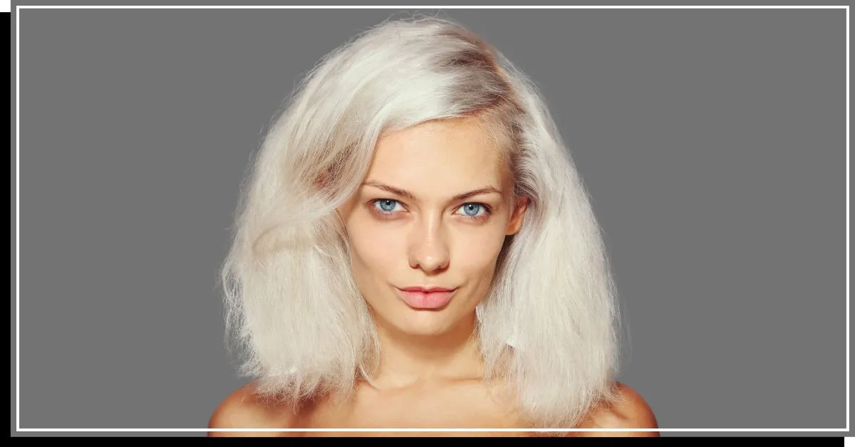 En person med tykt beskadiget kruset, bleget hår, der skal tones' title=