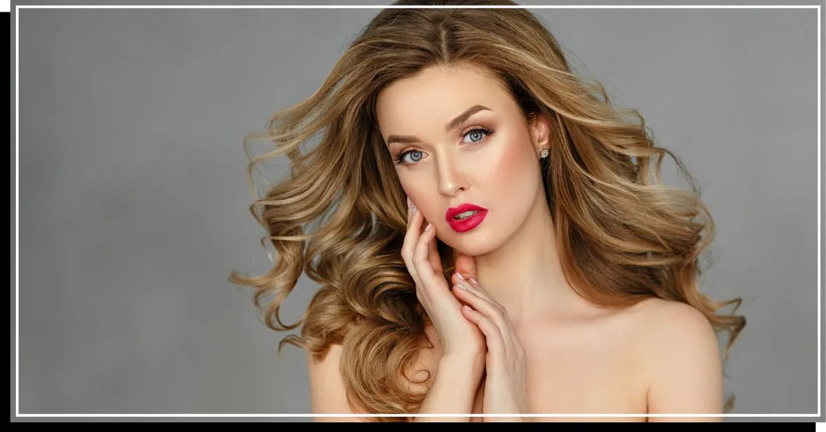 Frau mit gesundem und gefärbtem Haar' title=