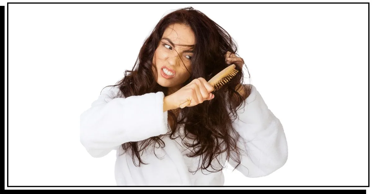 Agressief door dof, droog, verward haar borstelen' title=