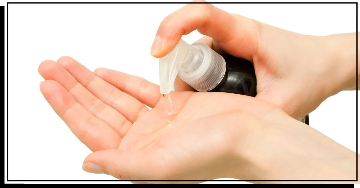 ムースまたはジェルを手のひらに出す' title=