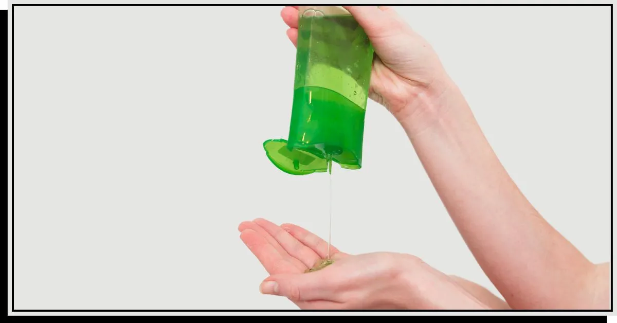 Quelqu'un met du shampoing dans ses mains avec la bouteille' title=